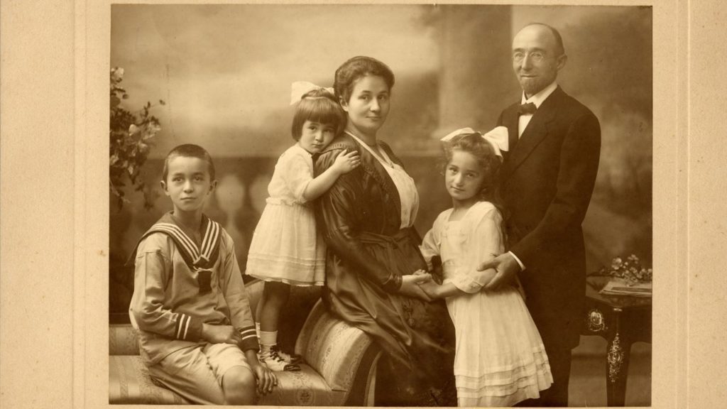 Berthold-Heilbronner-family_sized-1024×576